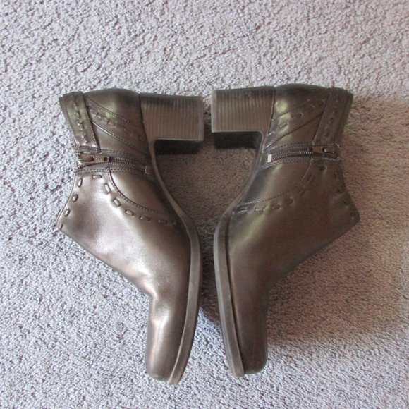 Clarks 8.5 Black Leather Side Zip Ankle Boots 2" Heel Quality Barely Worn - Picture 4 of 4